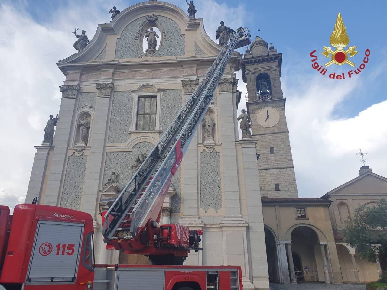 Treviolo, statua cade sulla piazza dal campanile