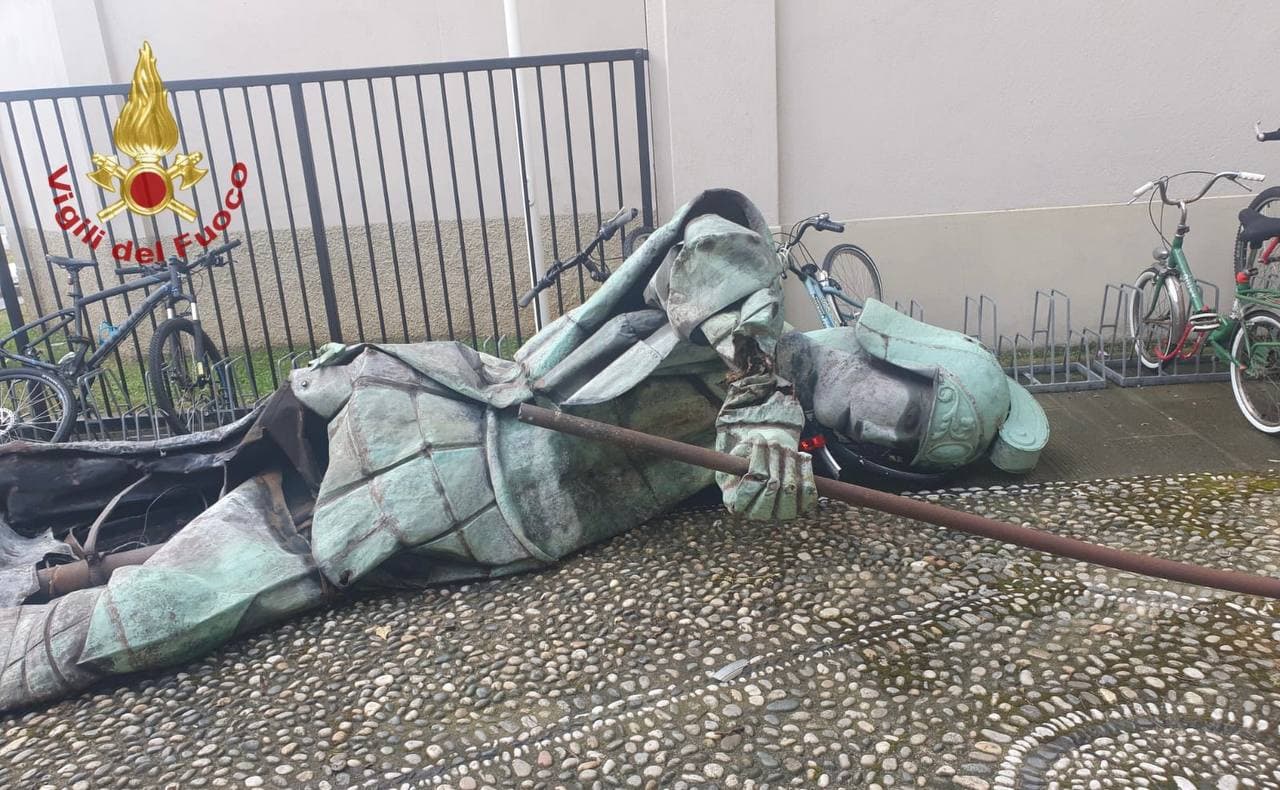 Treviolo, statua cade sulla piazza dal campanile