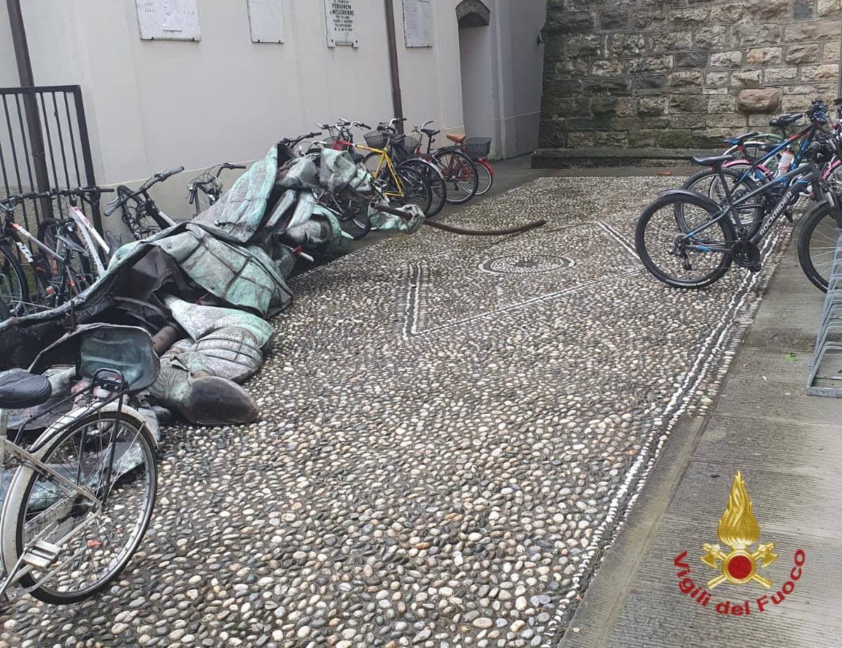 Treviolo, statua cade sulla piazza dal campanile