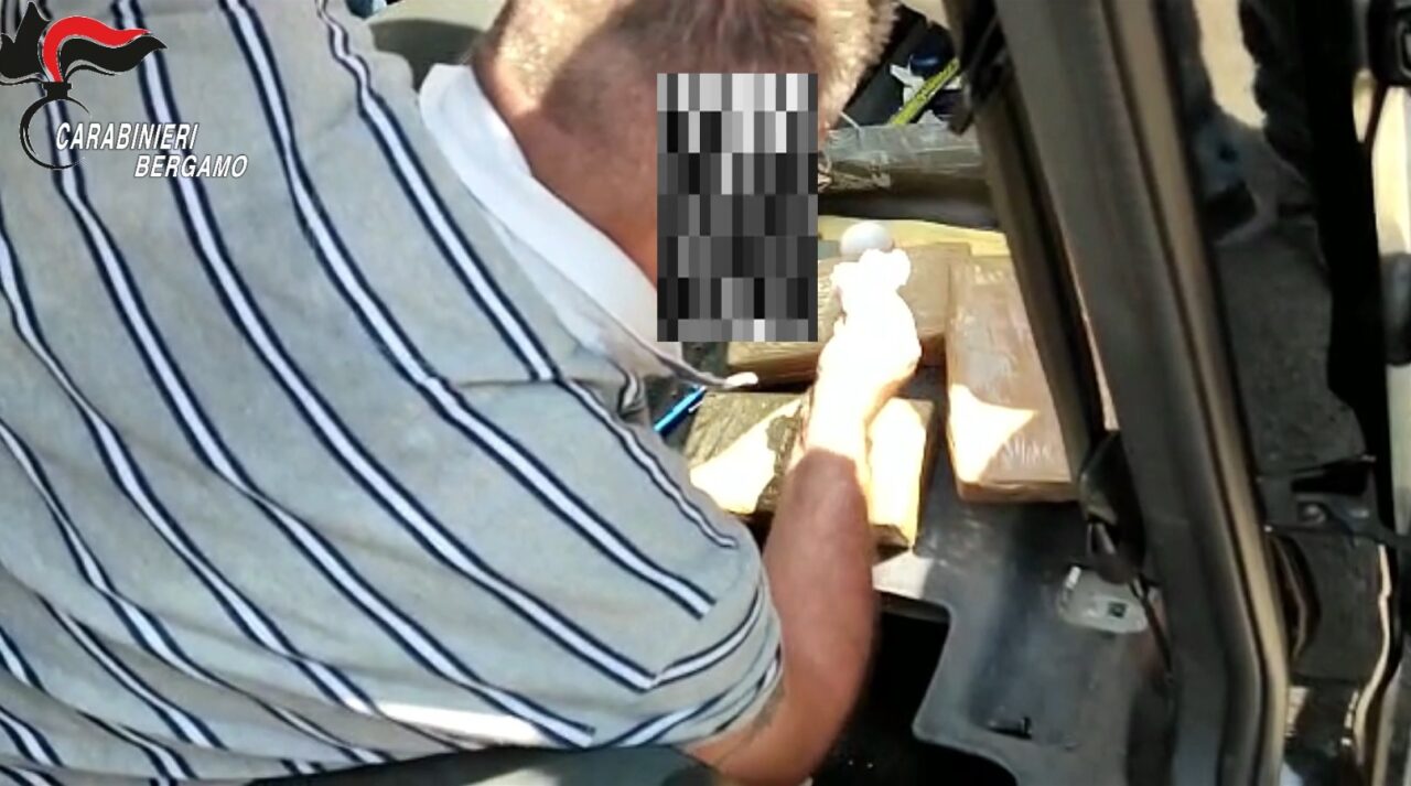 In auto dodici chili di cocaina: arrestata una coppia di ventenni