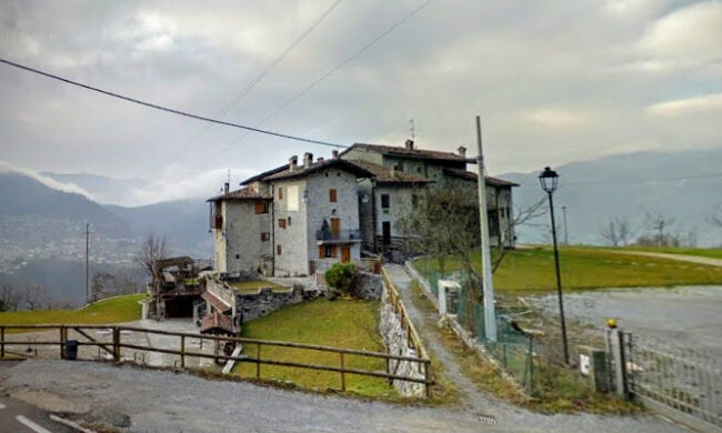 Il freno non tiene, l’auto precipita per 50 metri e uccide un cavallo