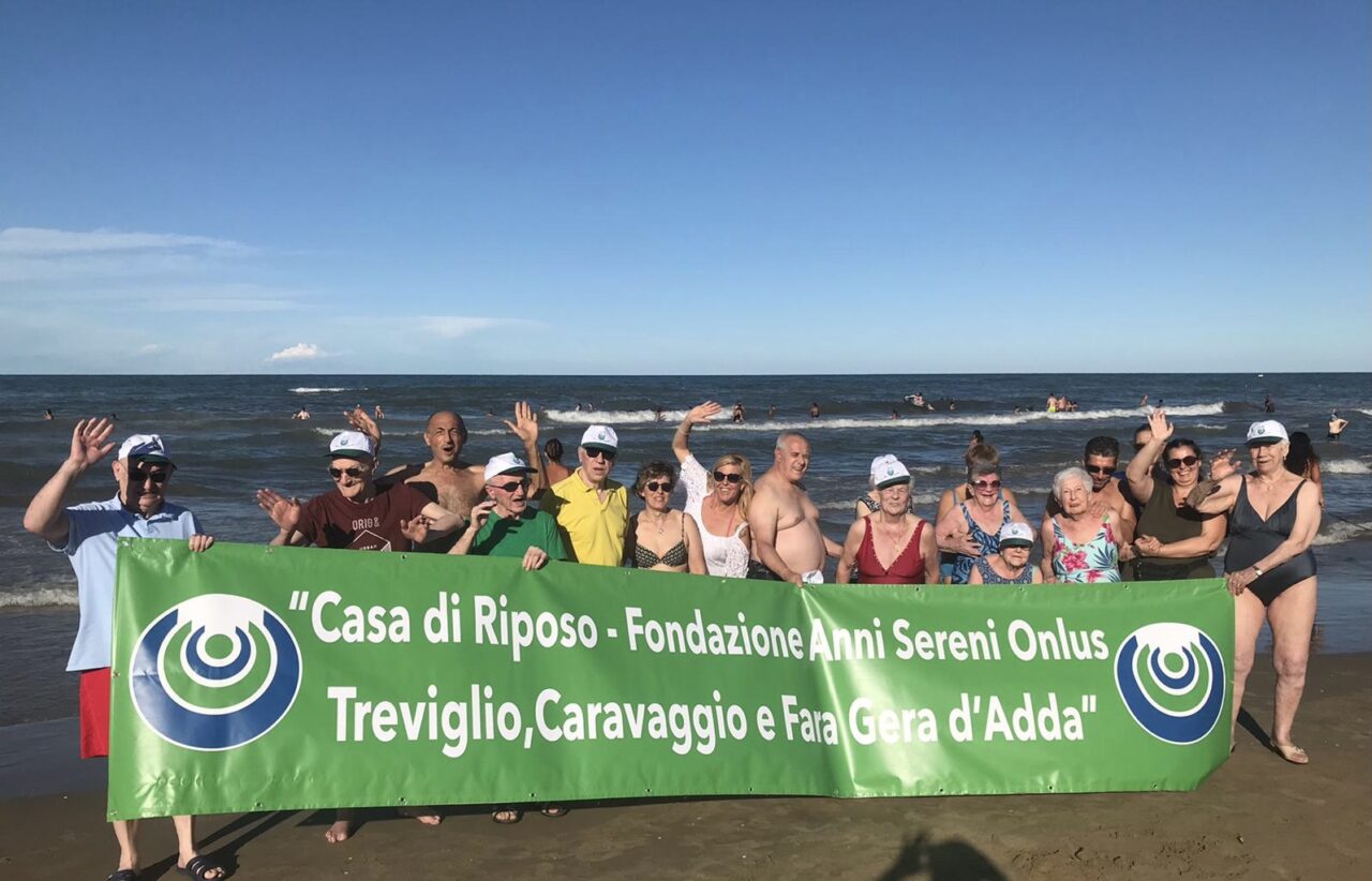 Rsa Anni Sereni in vacanza a Rimini (e c’è chi a 90 anni vede il mare per la prima volta): il video