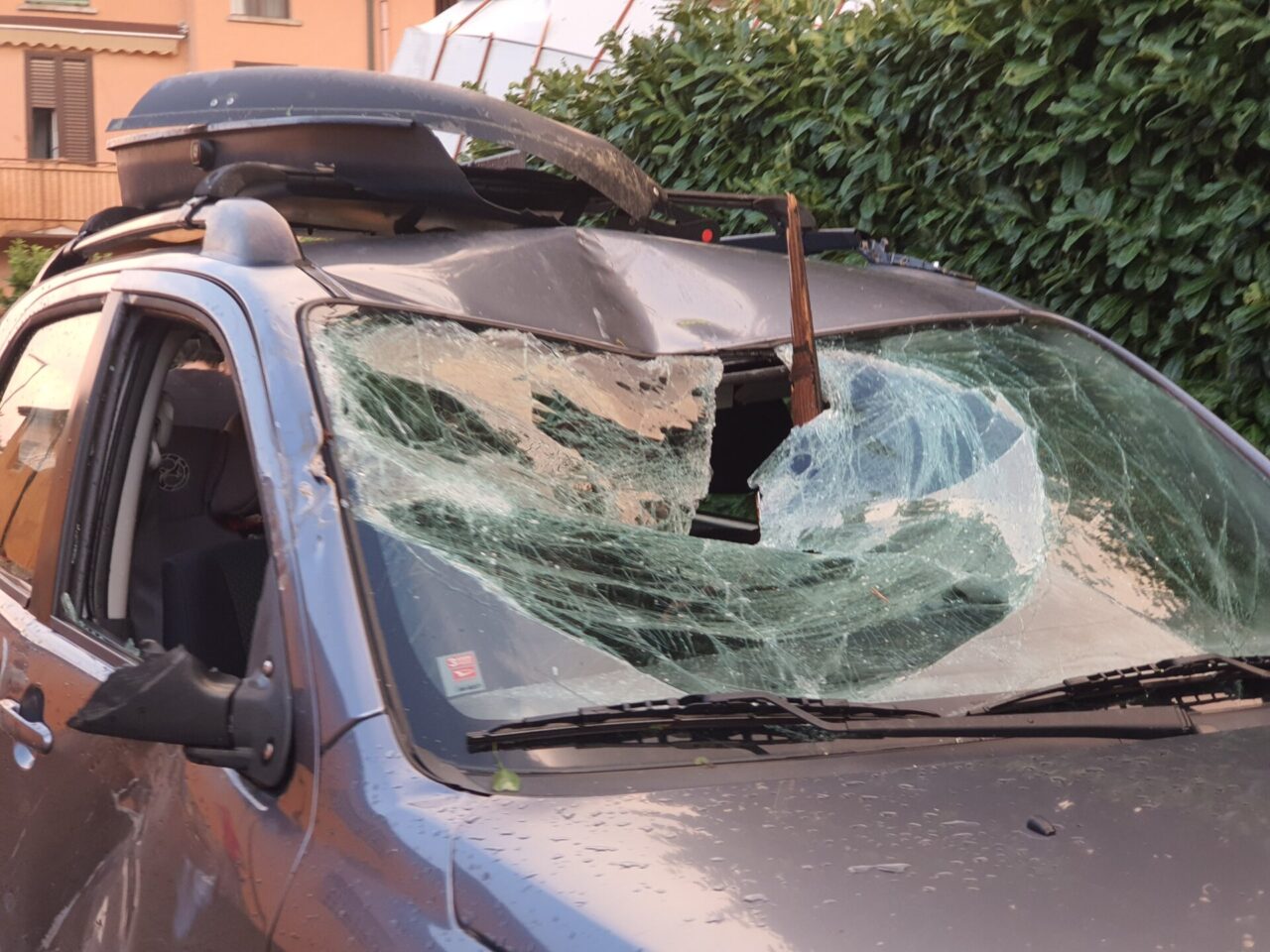 Geromina, tromba d’aria devasta la frazione. Imeri: “Danni ingenti”