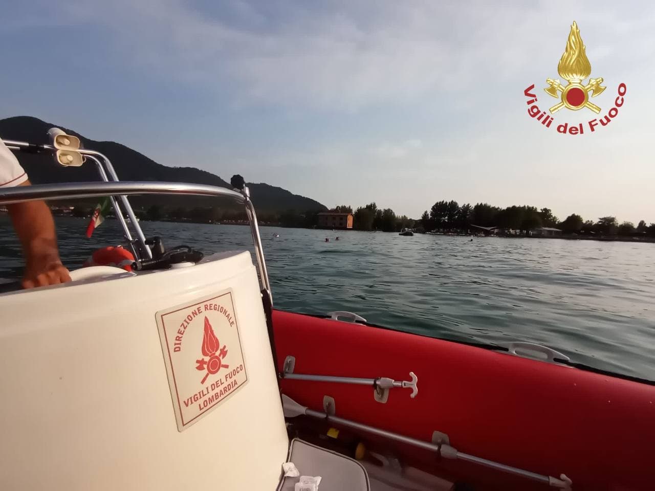 Si tuffa dal pedalò  lago d’Iseo, 19enne muore annegato