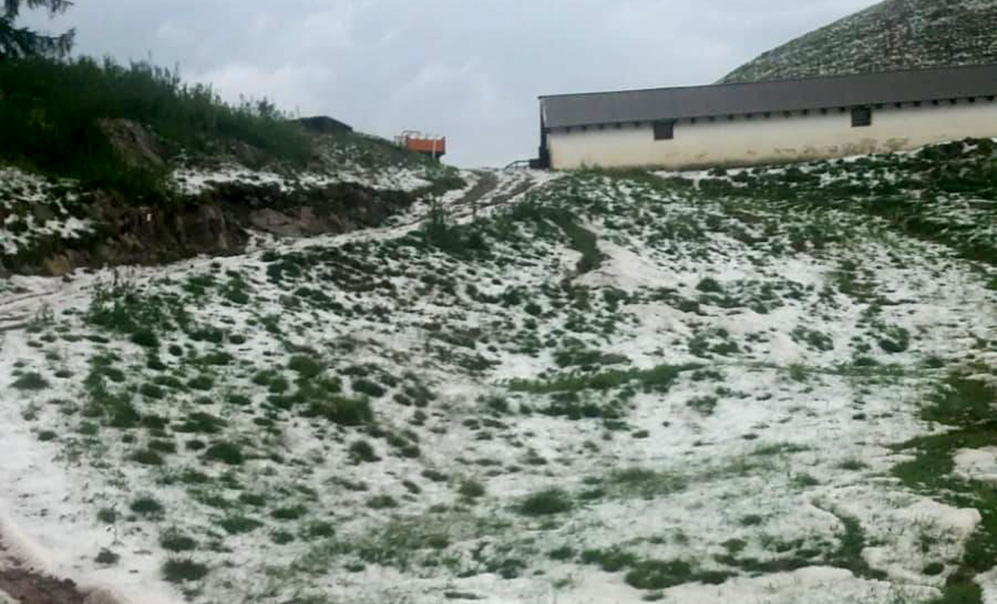 Maltempo, tempesta di ghiaccio su pascoli e alpeggi