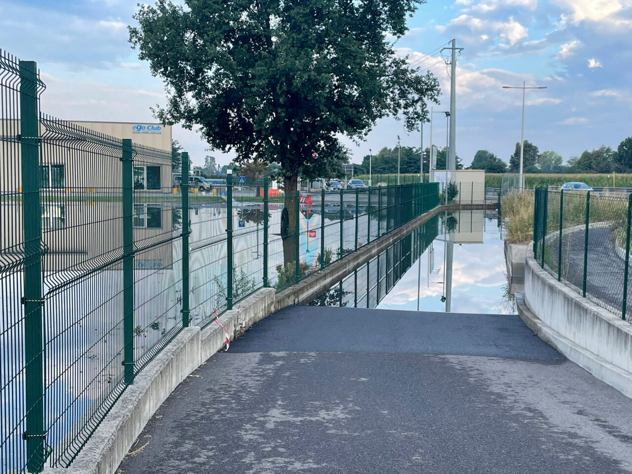 Esonda la roggia, sottopasso ciclopedonale allagato e chiuso