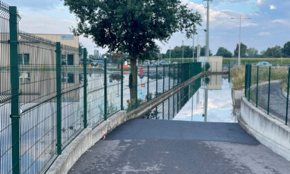 Esonda la roggia, sottopasso ciclopedonale allagato e chiuso