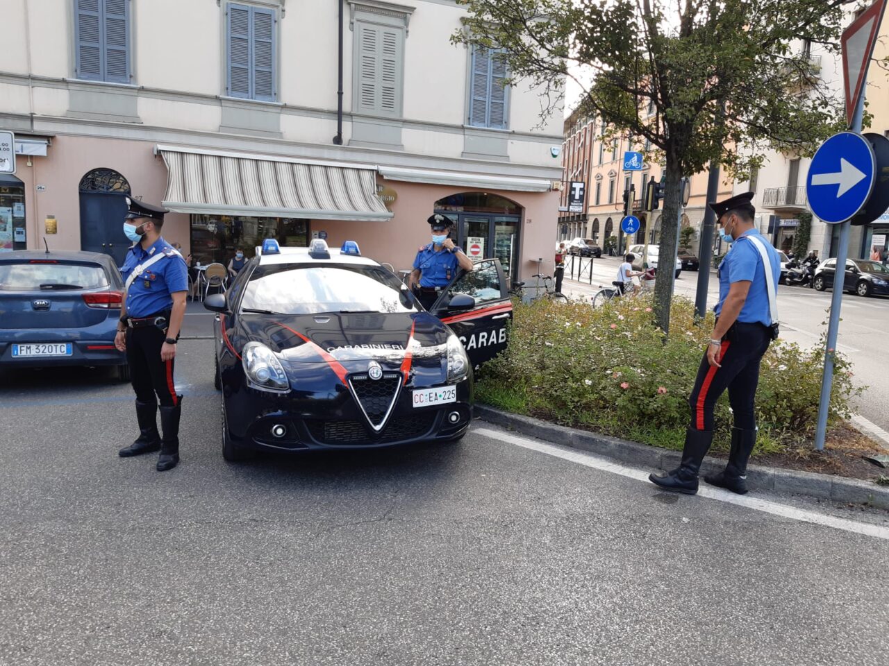 Due rapine in un’ora e mezza, due arresti