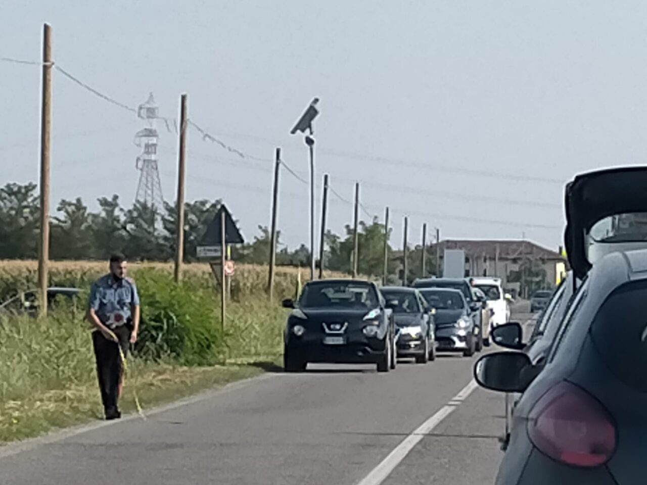 La soccorrono dopo l’incidente, ma poi la derubano e scappano