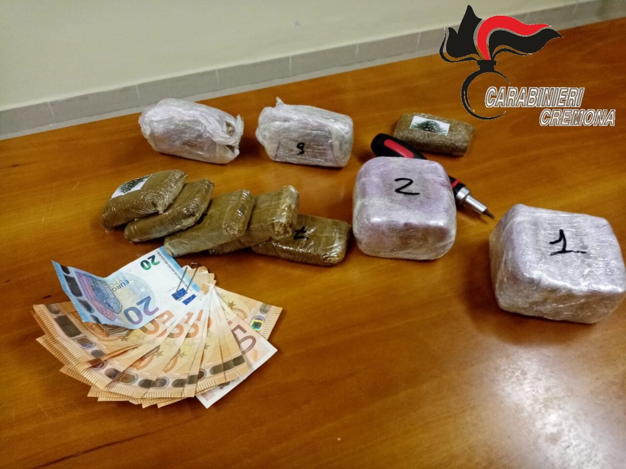 Fermato con due chili di hashish, fugge dai carabinieri ma finisce in manette