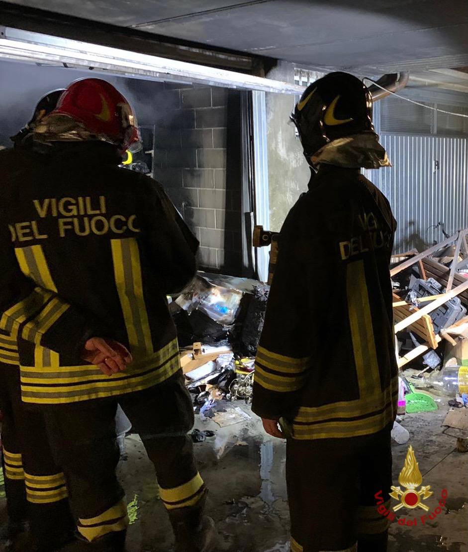Incendio in un box, i Vigili del fuoco intervengono