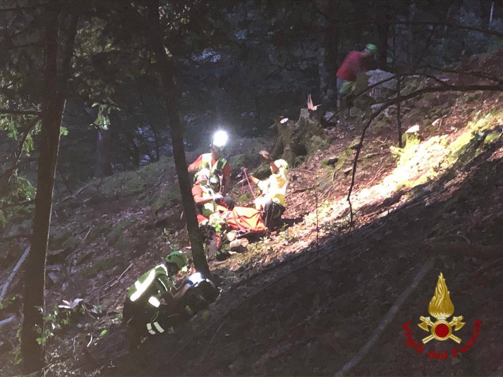 Si allontana dal sentiero e cade per 30 metri in un dirupo: in salvo un 49enne di Bergamo