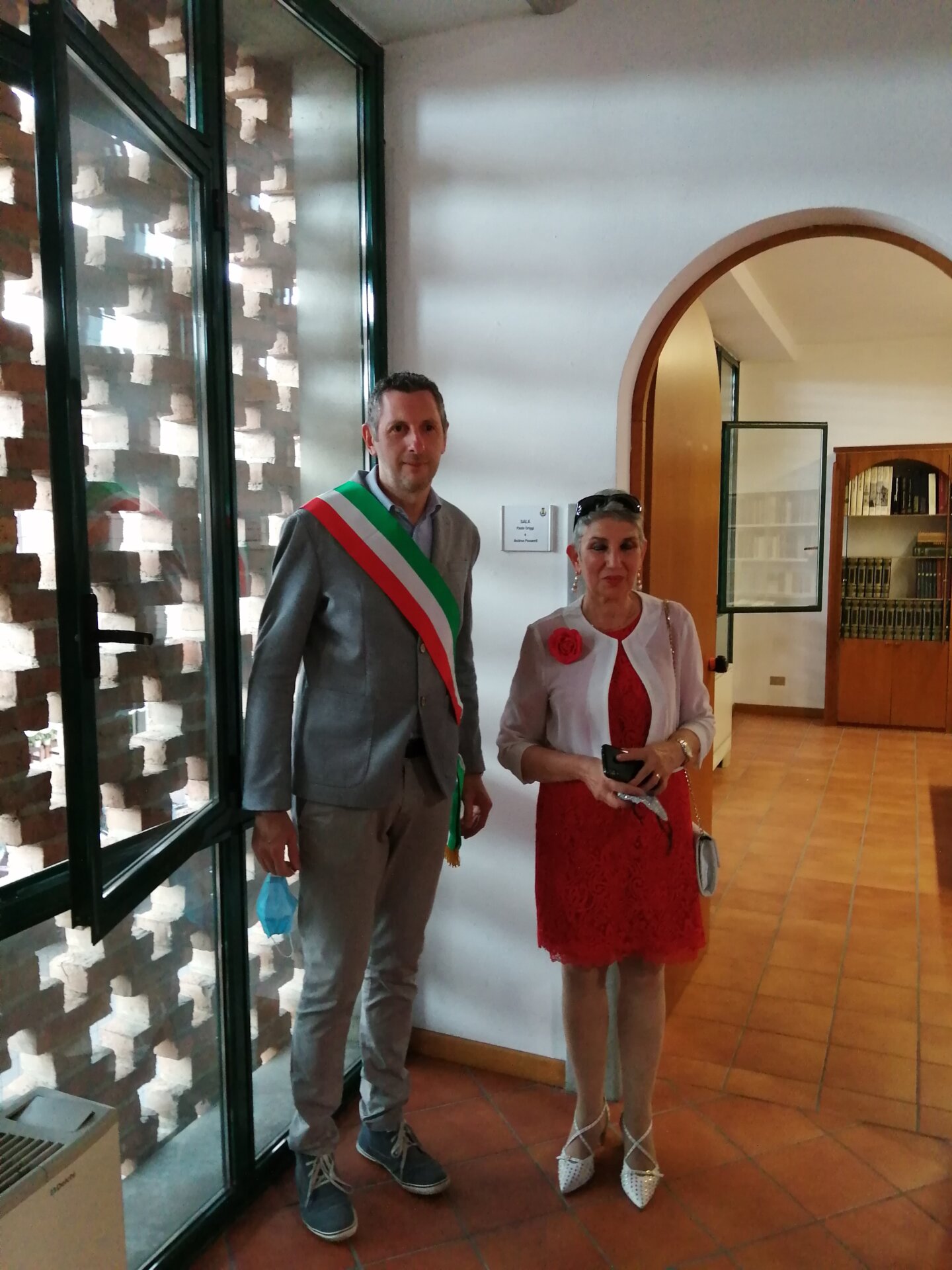 50096407_Castel Rozzone Luigi Rozzoni con la signora Cantù, madre di Andrea Possenti, davanti alla nuova sala inaugurata