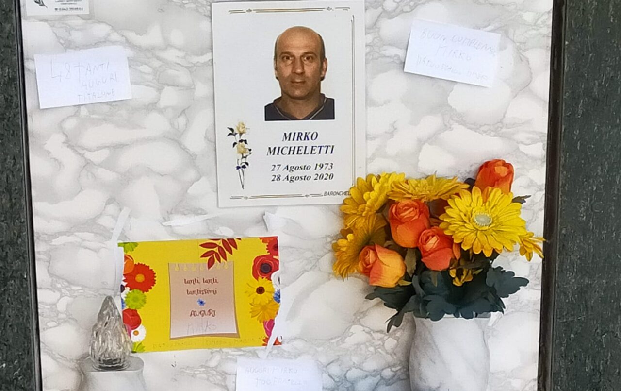 “Vandalizzata la tomba di mio fratello: perché tanta cattiveria?”