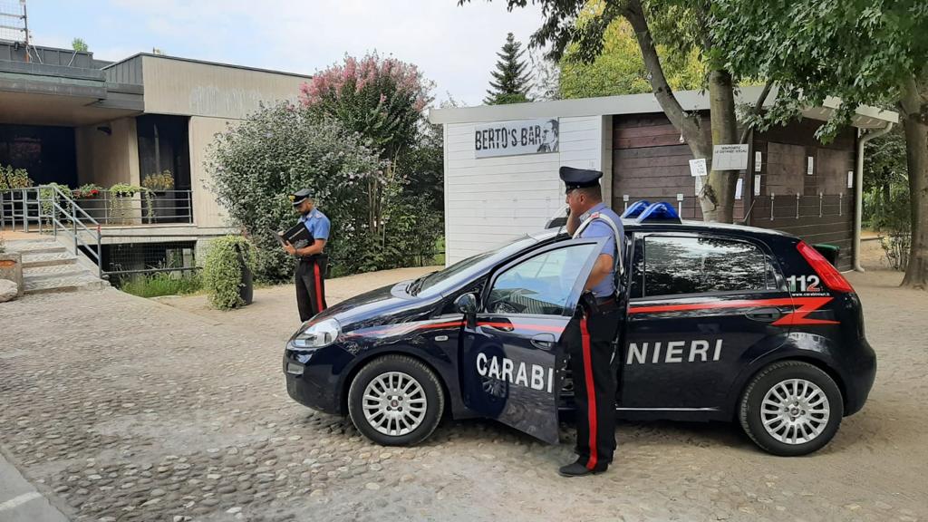 Assembramenti, alcol ai minori e lavoro in nero alla festa al ristorante, titolare denunciato e locale chiuso