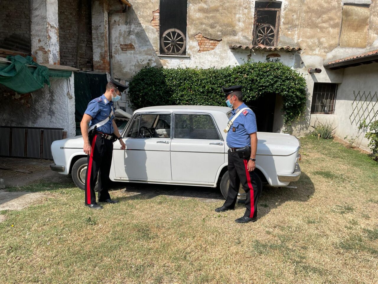 Rubano un’auto d’epoca, ma restano a piedi