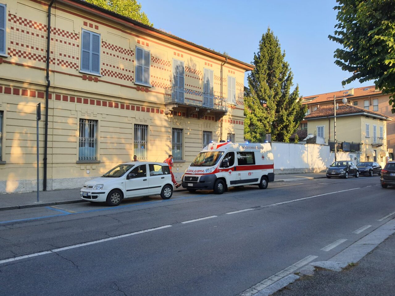 Si spruzza spray al peperoncino in faccia: soccorso un ragazzo al parco