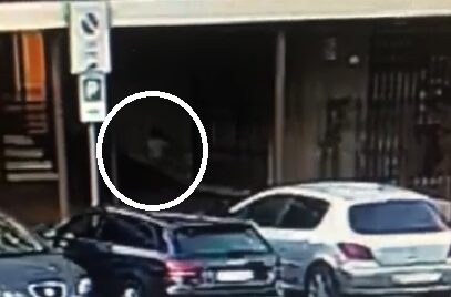 S’infila in una porta di servizio e scompare, bimbo di due anni ritrovato dai carabinieri