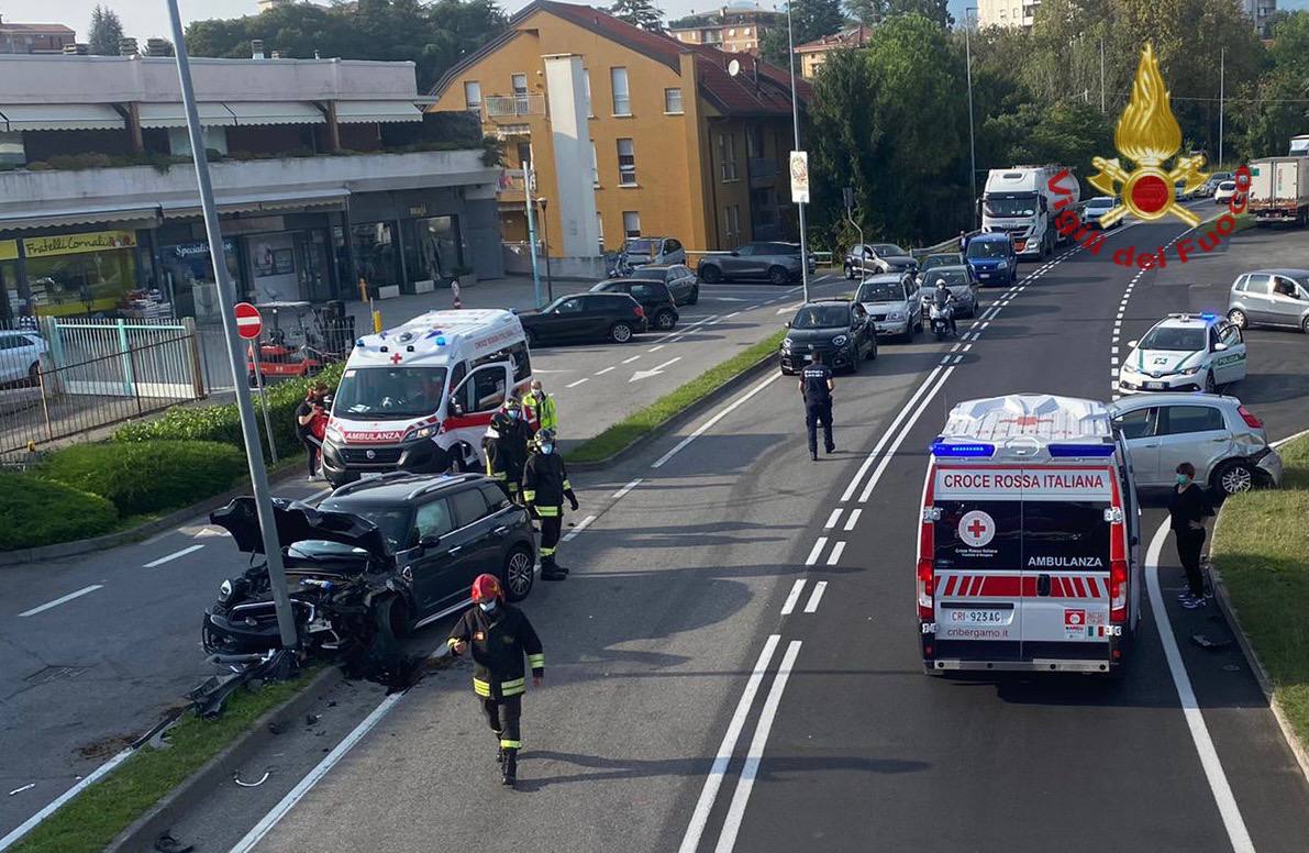 Perde il controllo dell’auto e finisce contro un palo
