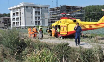 Si tuffa nel vuoto per salvare il figlio caduto in cantiere