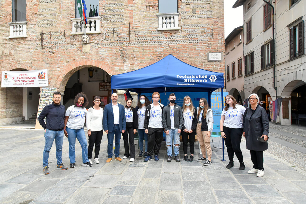 Le associazioni di volontariato scendono in piazza FOTO