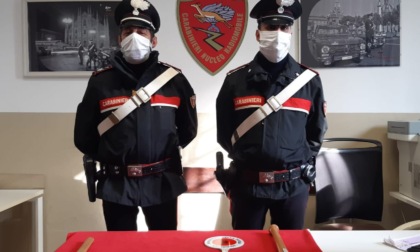 Marito e moglie con mazze di legno in auto: coppia denunciata dai Carabinieri