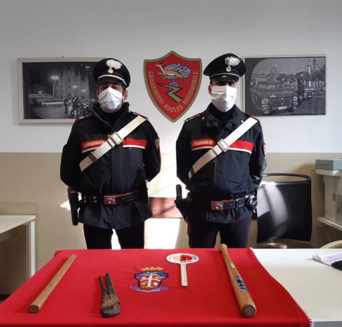 Marito e moglie con mazze di legno in auto: coppia denunciata dai Carabinieri