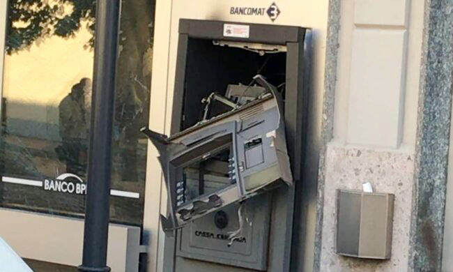 Ladri maldestri, fanno saltare il bancomat ma bruciano le banconote