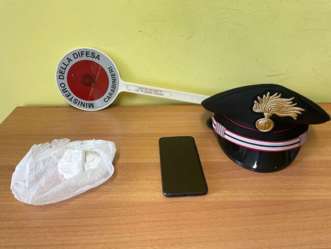 Arrestato con un etto di cocaina dopo un inseguimento