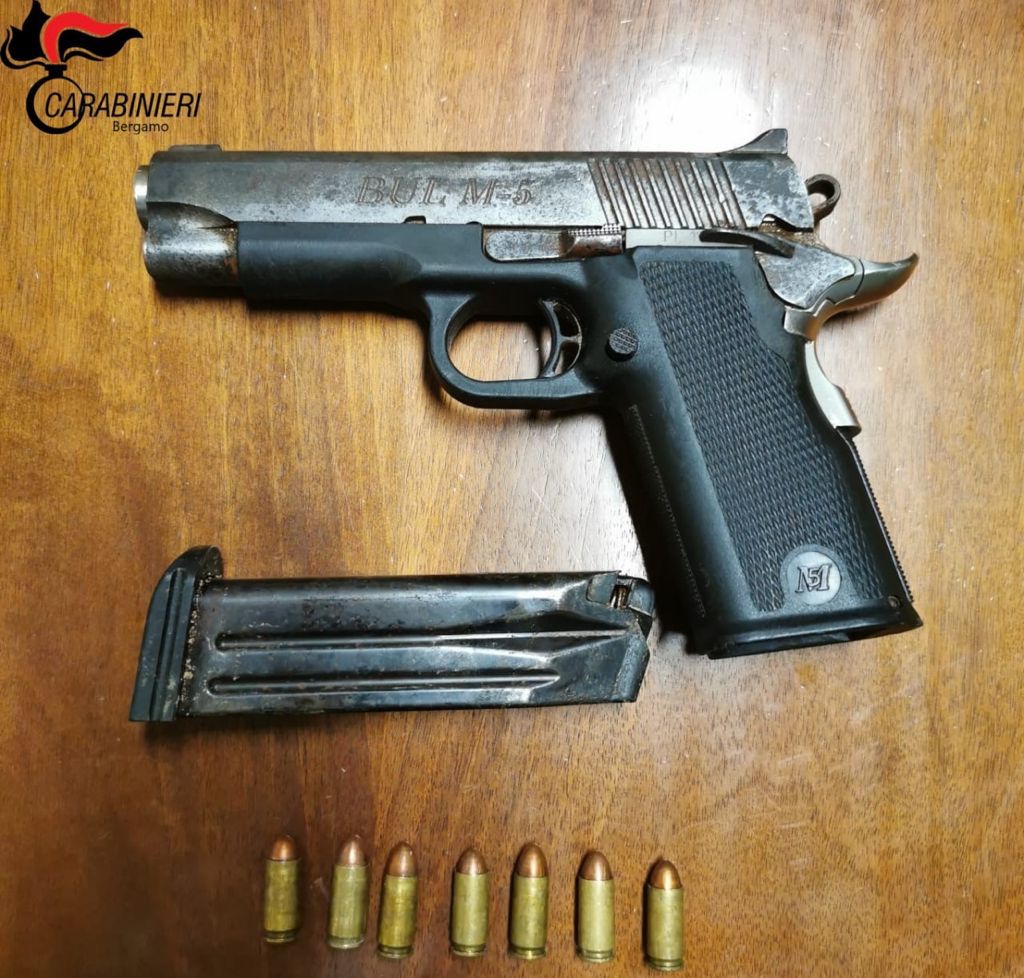 Dormiva con una pistola (rubata) sotto il materasso