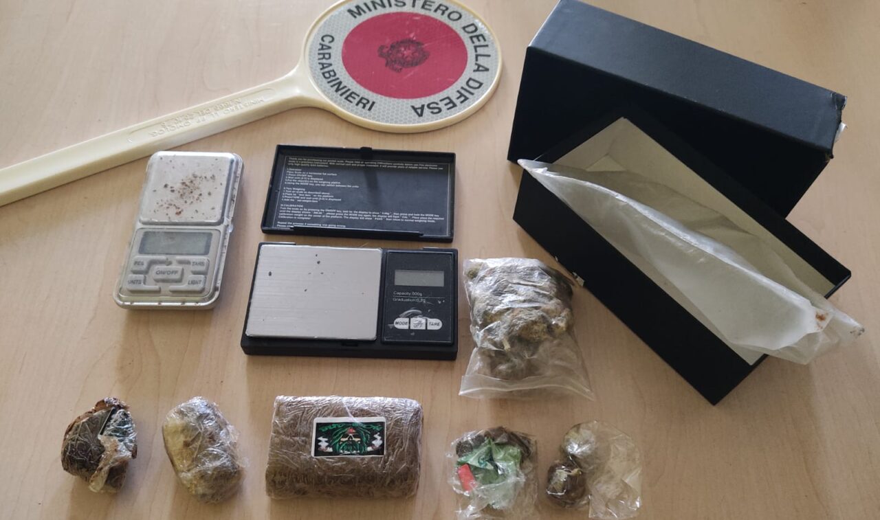 Arrestato a 18 anni con quasi due etti di hashish e marijuana