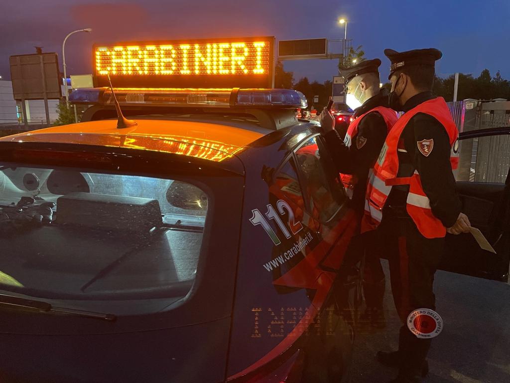 Video a folle velocità e contromano in rotonda. Ma la storia di Instagram la vedono i carabinieri…