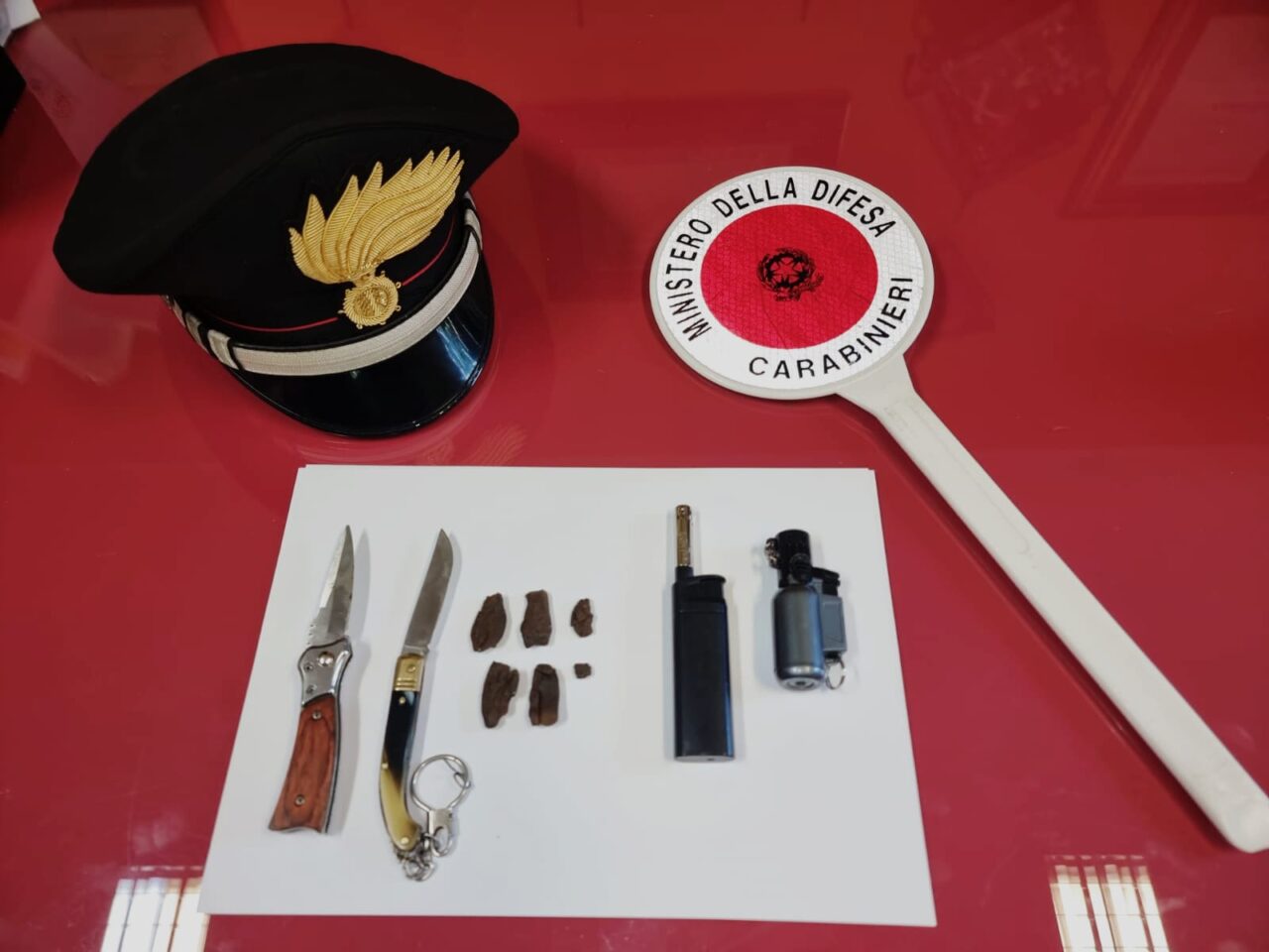 Droga e coltelli: arrestato in piazza