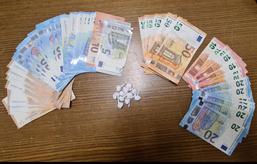 Spacciava nel parcheggio, pusher arrestato dai carabinieri