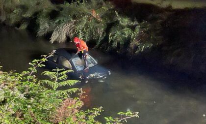 Esce di strada e finisce nella roggia: paura per un ventenne