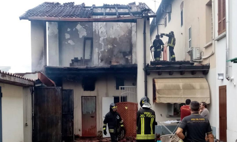 S’incendia il tetto, arrivano i Vigili del fuoco