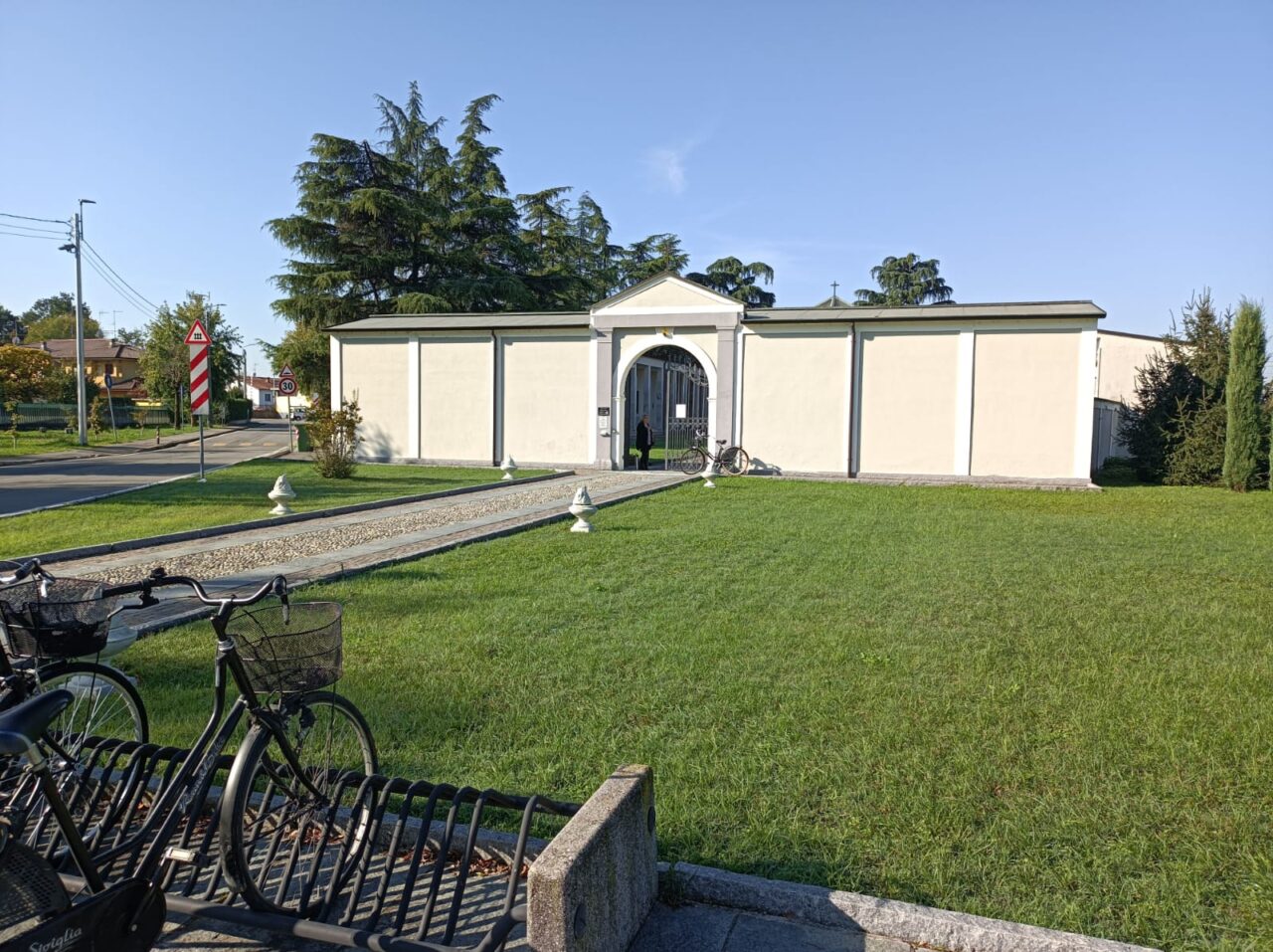 Aprono la bara e trovano due cadaveri: giallo al cimitero