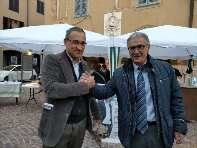 Claudio Bolandrini e Giuseppe Prevedini: stretta di mano finale in piazza, prima del ballottaggio