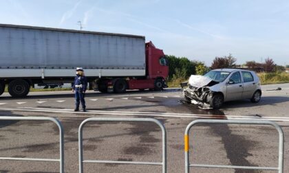 Schianto tra auto e Tir in via Calvenzano, ferita una 21enne