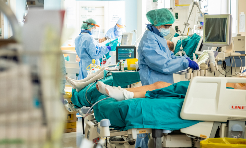 Covid, rischio di contagio 8 volte più alto per i non vaccinati