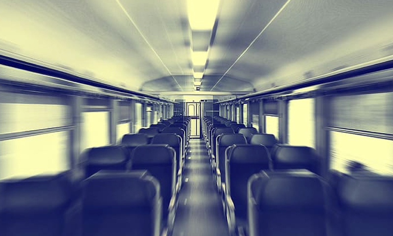Treno “ostaggio” della gang, tra sigarette, bestemmie e anche un coltello