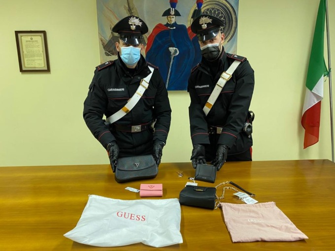 Crema: per due volte rubano abbigliamento e accessori dalle vetrine a muro del negozio “Enrico IV” di via Mazzini.