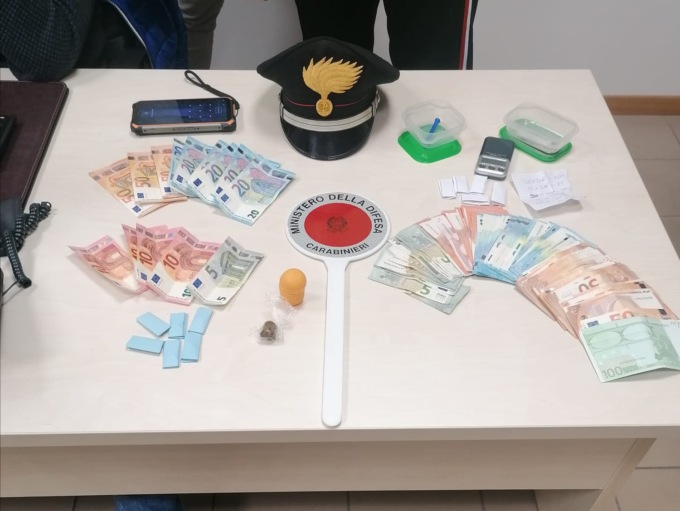 Denunciati titolare e cliente di un locale, entrambi per droga