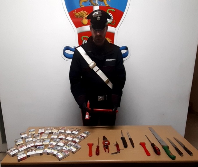 Sfondano la vetrata a martellate per rapinare il ristorante, bloccati e arrestati