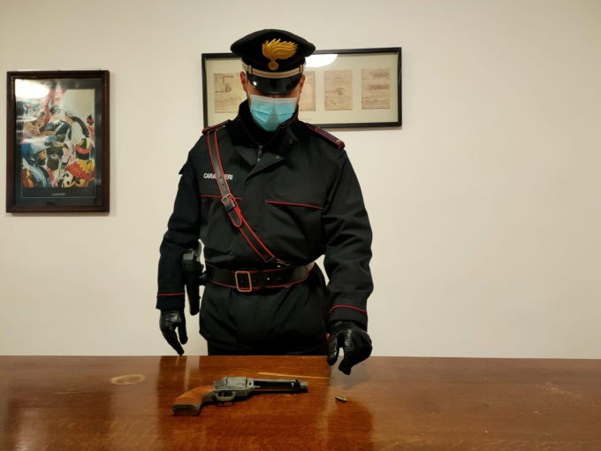 Armato di pistola (giocattolo) rifiuta l’intervento del 118, denunciato un 34enne