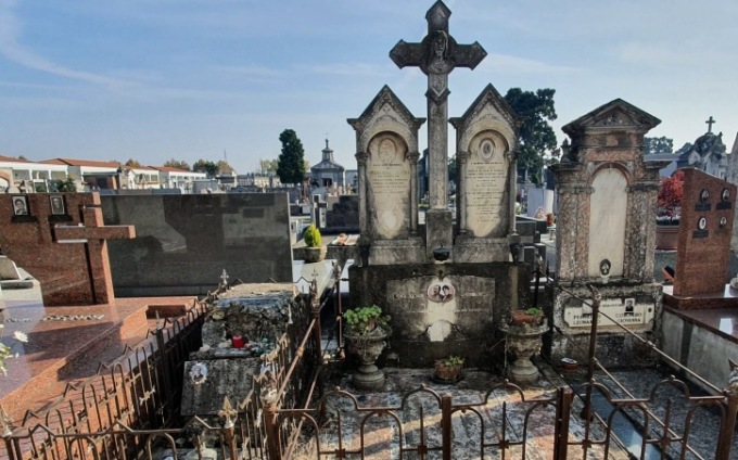 Le (splendide) tombe abbandonate finiscono all’asta