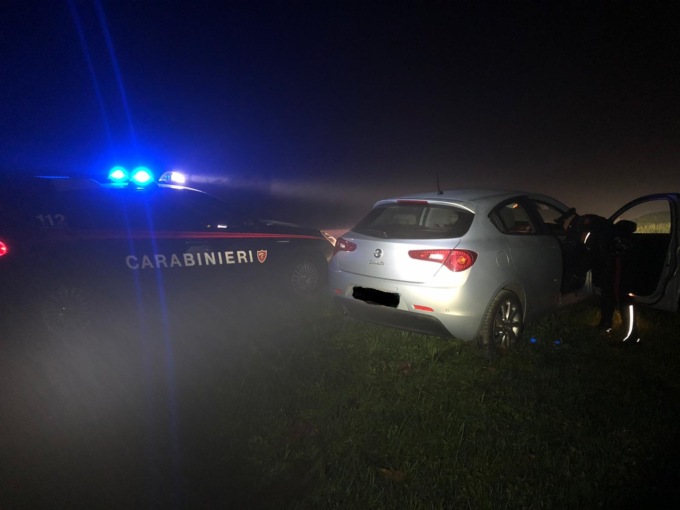 Due auto rubate in fuga, i carabinieri le intercettano e ne recuperano una