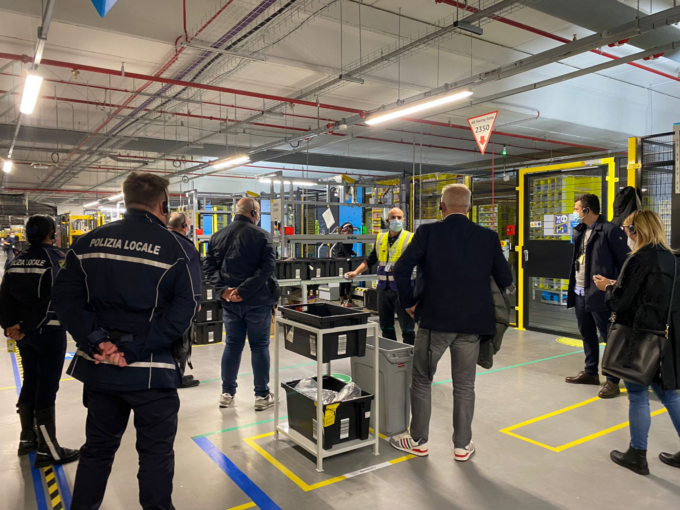 Sindaci in visita al centro distribuzione Amazon di Cividate