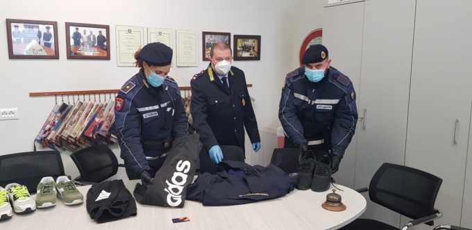 Shopping sfrenato con la carta di credito rubata alla cooperativa sociale, 40enne denunciato