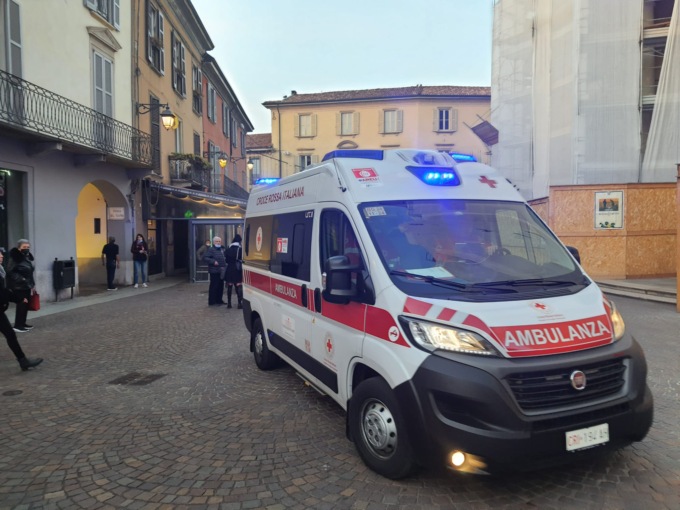 Travolta da un ragazzino di corsa in piazza: trauma cranico, finisce in ospedale